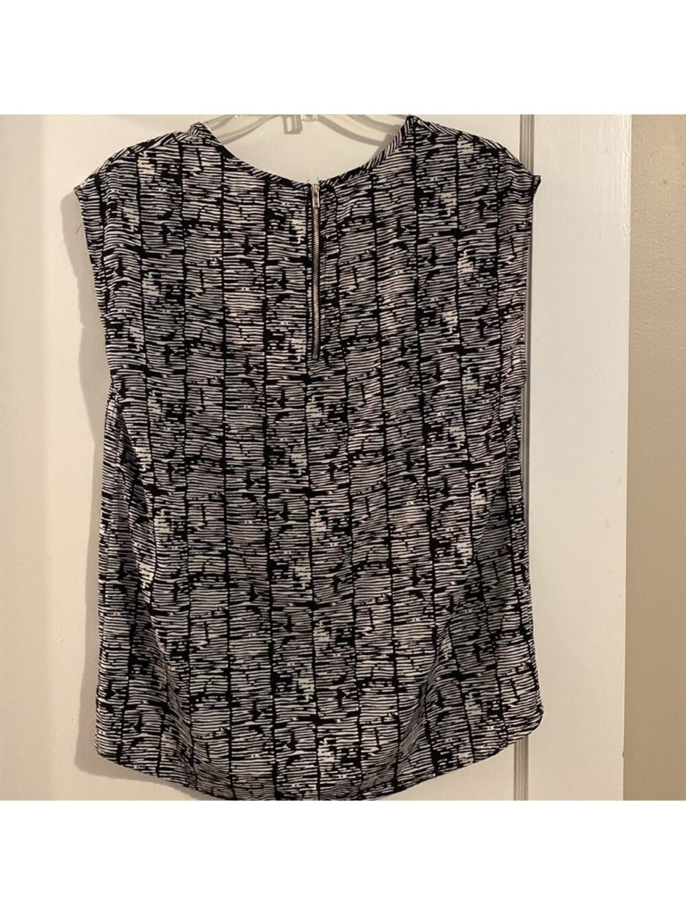 Black and White Top - Picture 3 of 3